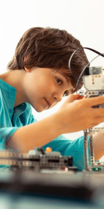 VIII. SZOMBATHELYI ROBOT�P�T� �S PROGRAMOZ� CSAPATVERSENY
