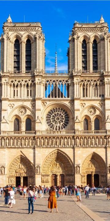 A FELTMASZTOTT NOTRE-DAME